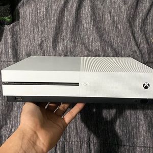 Selling Xbox one s it’s still in good condition just has a little bit of scratch